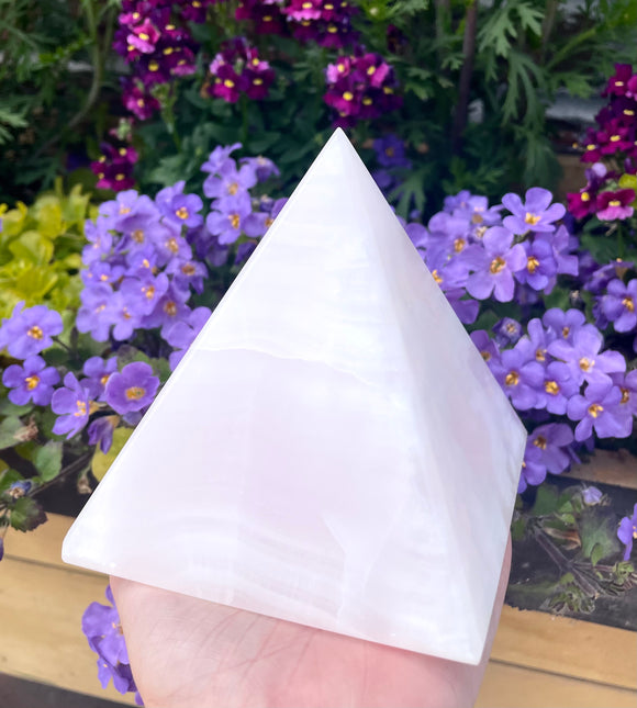 Mangano Calcite Pyramid